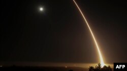 Калифорниядағы Ванденберг әуе базасынан зымыран ұшырылған сәт, АҚШ (Көрнекі сурет)
