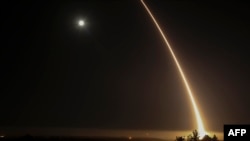 Светлосна трага откако американската војска истрела интерконтинентална балистичка ракета во воздухопловната база Ванденберг, околу 200 километри северозападно од Лос Анџелес, во мај 2017 година.
