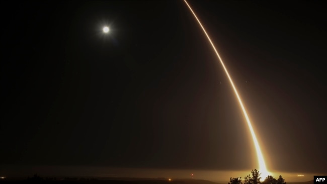 Светлосна трага откако американската војска истрела интерконтинентална балистичка ракета во воздухопловната база Ванденберг, околу 200 километри северозападно од Лос Анџелес, во мај 2017 година.
