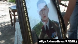 Портрет егеря Руслана Кима, погибшего на посту «Арканкерген». Талдыкорган, 4 июня 2012 года.