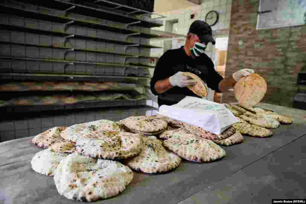 Radnik u pekari Alifakovac u Sarajevu pakuje somune, 23. april, 2020.&nbsp;