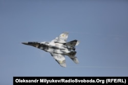 Un MiG-29 al Forțelor Aeriene ale Ucrainei la o demonstrație din 12 iulie 2018 deasupra zonei orașului Nikolaiev din estul țării, atacată în acest weekend de rachete lansate din Marea Neagră.