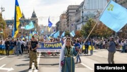 Представники кримських татар під час Маршу захисників України у День Незалежності. Київ, 24 серпня 2021 року