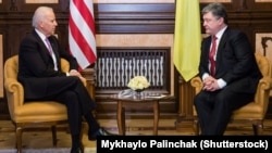 АҚШ вице-президенті Джо Байден (сол жақта) мен Украина президенті Петр Порошенко. Киев, 21 қараша 2014 жыл.