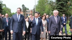 Xi Jinping (në mes) gjat vizitës së sotme në Smederevë i shoqëruar nga zyrtarët më të lartë të Serbisë 