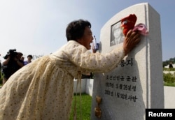 Жанчына аплаквае свайго бацьку, які загінуў падчас Карэйскай вайны 1950-1953 гадоў. Пхэньян, 25 ліпеня 2013