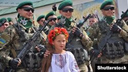 Ілюстрацыйнае фота. Украінскія вайскоўцы падчас параду на Дзень незалежнасьці Ўкраіны, 2014 год