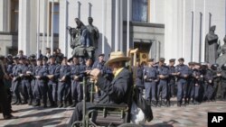 Ліквідатор чорнобильської катастрофи на інвалідному візку біля стін ВРУ, Київ, 20 вересня 2011 року