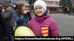 Учасники акції тримали жовті кульки, а перехожим роздавали інформаційні листівки про людей із синдромом Дауна (фото архівне)