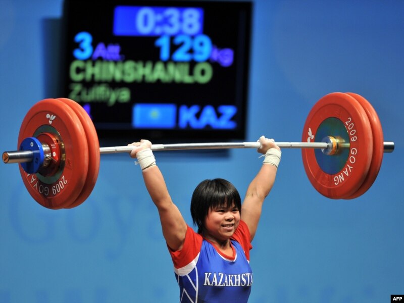 Зульфия Чиншанло, чемпионка мира по тяжелой атлетике, поднимает победную штангу в 129 килограммов. Гоянг , 22 ноября 2009 года