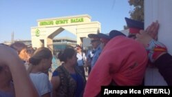 Торговцы и полиция у рынка "Орталық Қырғы базар" в городе Шымкенте. 30 июля 2018 года.