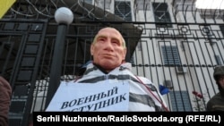 Активісти організували перформанс до 67-річчя президента Росії Володимира Путіна, Київ, 7 жовтня 2019 року