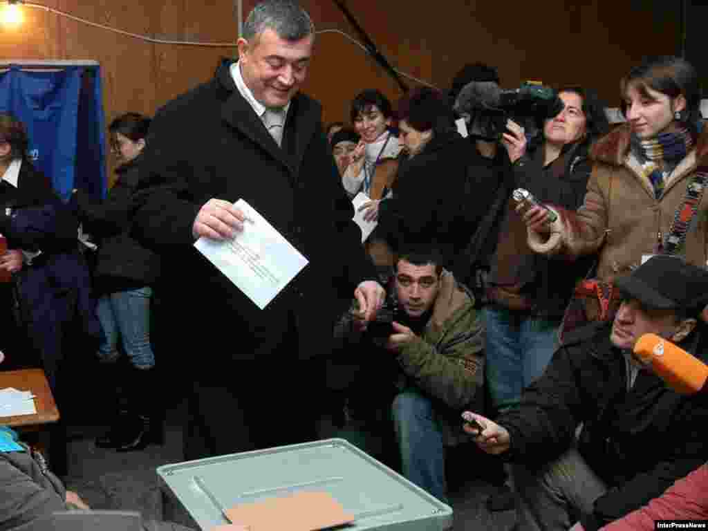 Кандидат в Президенты Грузии от оппозиции Леван Гачечиладзе голосует на избирательном участке в Тбилиси. 05 января 2008.