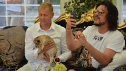 Маленького львенка на руках у Олега Зубкова назвали Филей в честь певца Филиппа Киркорова (справа), июль 2016 года