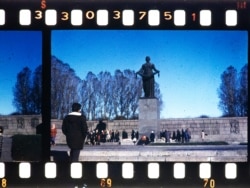 Пискаревское кладбище в Санкт-Петербурге. В те годы, когда было сделано это фото, город назывался Ленинградом.