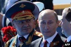 Vladimir Putin cu Serghei Șoigu.