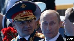 Vladimir Putin (djathtas) dhe Sergei Shoigu