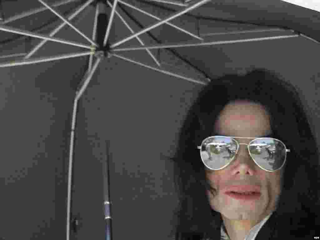 Мајкл Џексон - Caption: epa000448941 Pop star Michael Jackson leaves Santa Barbara County Superior Court in Santa Maria, Calif., after a day of closing arguments in his child molestation trial, Thursday, June 2, 2005