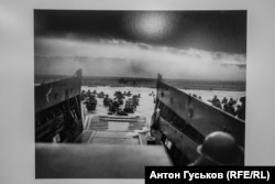 «Американские солдаты высаживаются на побережье Франции под огнем немецких пулеметов. Омаха-бич, 6 июня 1944». Фото Робер Сарджент (Армия США)