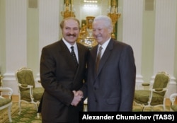 1997 год. Лукашэнка сустракаецца з прэзыдэнтам Расеі Барысам Ельцыным. На перамовах закладаецца аснова інтэграцыі дзяржаў — таго, што пазьней назавуць «саюзнай дзяржавай». Існуе распаўсюджаная думка, што Лукашэнка хацеў стаць кіраўніком абʼяднанай дзяржавы