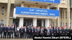 نواب كرد أمام مبنى برلمان كردستان في أربيل