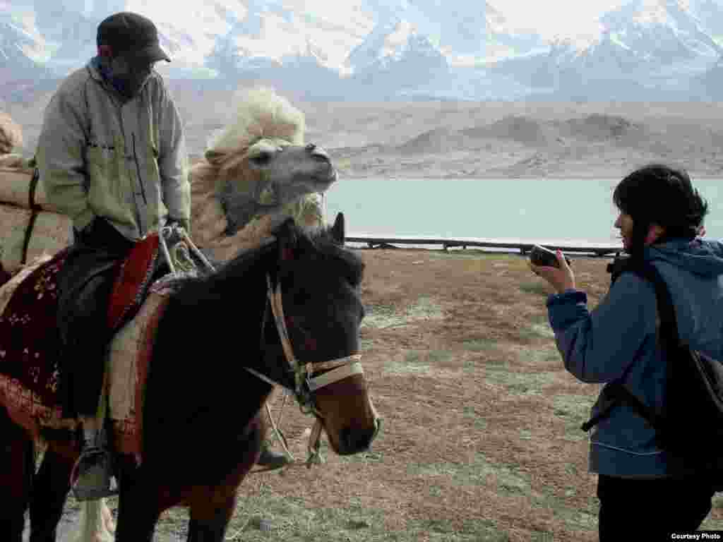 China -- RFE/RL Kyrgyz journalist Janyl Jusupjan interviews a trader near the Kyrgyz-China border. May 16, 2011. 