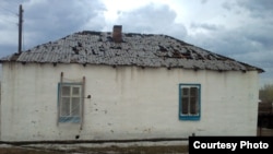 Дом в селе Кызылкесик после града. Тарбагатайский район, Восточно-Казахстанская область, 19 июня 2012 года.