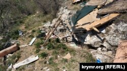 Горы бытового мусора на склоне ниже многоквартирных домов