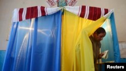 Украинадағы парламент сайлауында дауыс беріп жатқан адам. Львов, 26 қазан 2014 жыл.