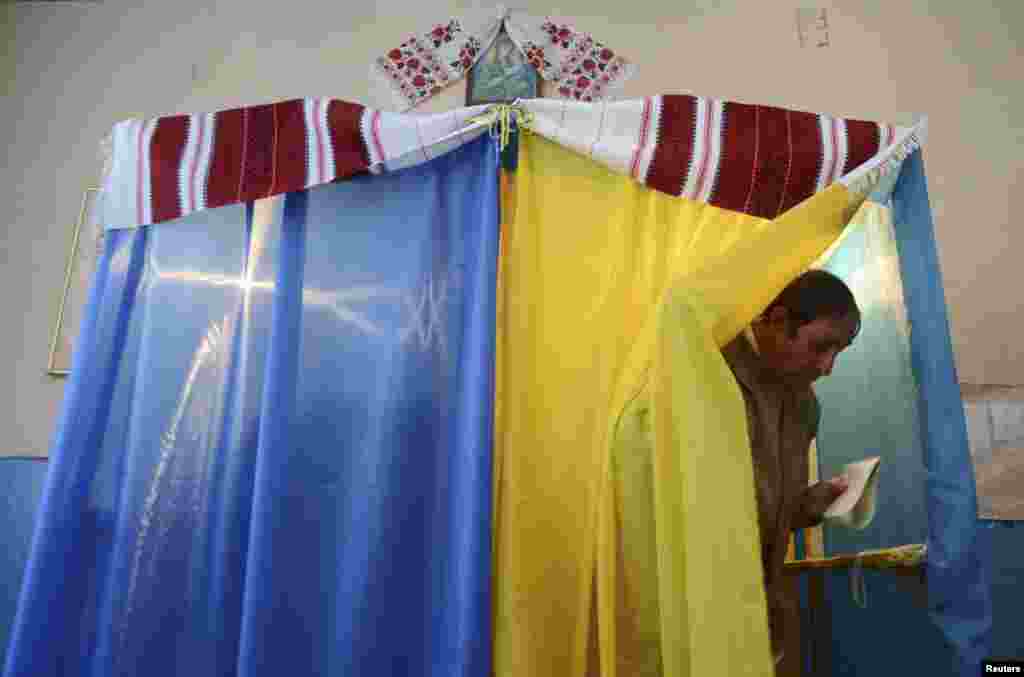 Виборча дільниця у селі біля Львова