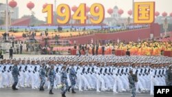 نیروهای نظامی چین در حال رژه در روز سه شنبه.