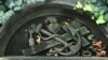 Якар, крыж і сэрца на надмагільнай пліце на могілках у Празе. Фота ©Shutterstock