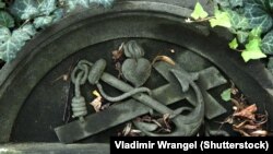 Якар, крыж і сэрца на надмагільнай пліце на могілках у Празе. Фота ©Shutterstock