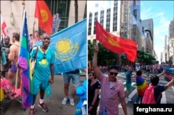 Нью-Йорктегі гей-парадқа қатысушылар ұстап шыққан Қазақстан (сол жақта) және Қырғызстан тулары. "Фергана" ақпарат агенттігі жариялаған сурет.