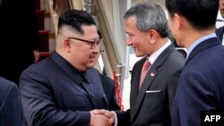 Солтүстік Корея лидері Ким Чен Ын (сол жақта) мен Сингапур сыртқы істер министрі Вивиан Балакришнан. Сингапур әуежайы, 10 маусым 2018 жыл.