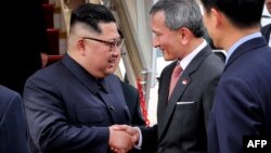 Лидер Северной Кореи Ким Чен Ын (слева) и министр иностранных дел Сингапура Вивиан Балакришнан на фото министерства коммуникаций и информации Сингапура, распространенном 10 июня 2018 года.