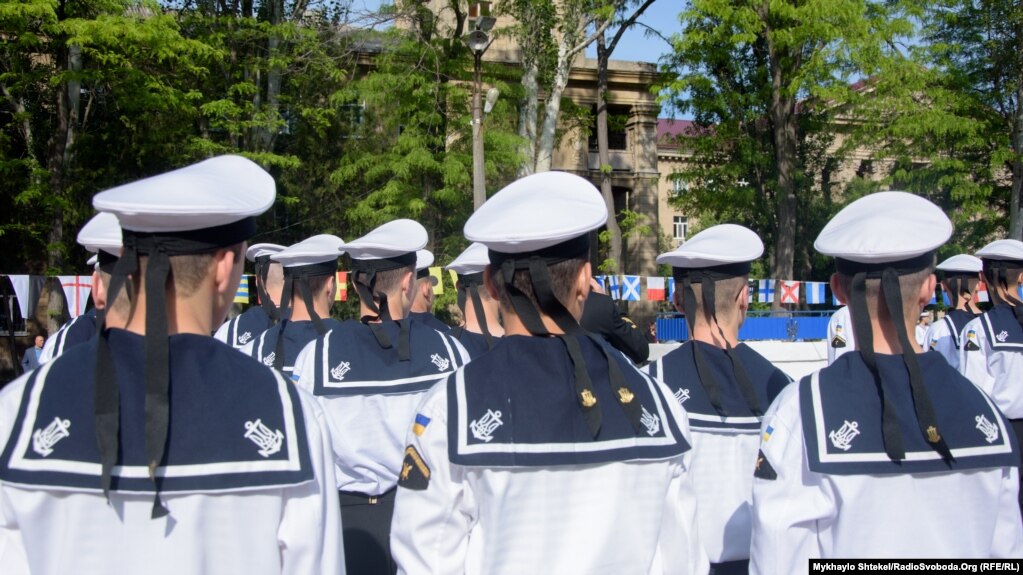 Спочатку курсанти репетували урочисту церемонію, а потім вишукувалися зустрічати командування