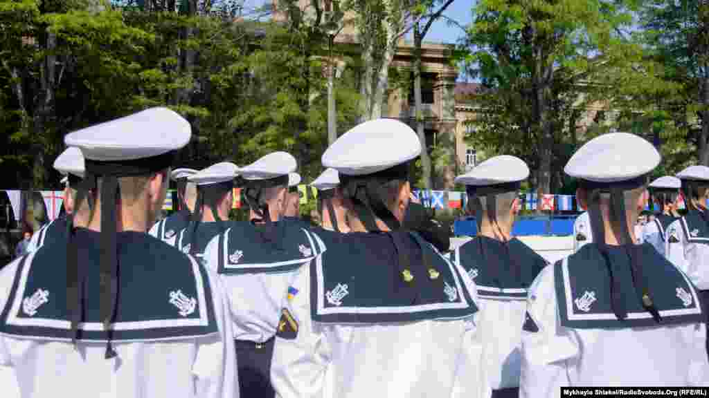 Спочатку курсанти репетували урочисту церемонію, а потім вишукувалися&nbsp;зустрічати командування 