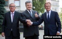 Зліва направо: президент Єврокомісії Жан-Клод Юнкер, президент України Петро Порошенко та президент Європейської ради Дональд Туск. Київ 13 липня 2017 року