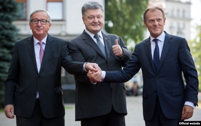 Зліва направо: президент Єврокомісії Жан-Клод Юнкер, президент України Петро Порошенко та президент Європейської ради Дональд Туск. Київ 13 липня 2017 року