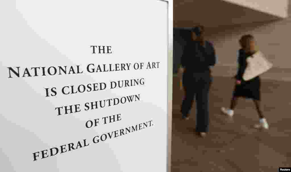 Знак за затворање на Националната уметничка галерија во Вашингтон. 