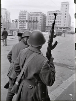 București, 23 decembrie 1989, ora 12:00, pe Calea Victoriei șuieră gloanțe