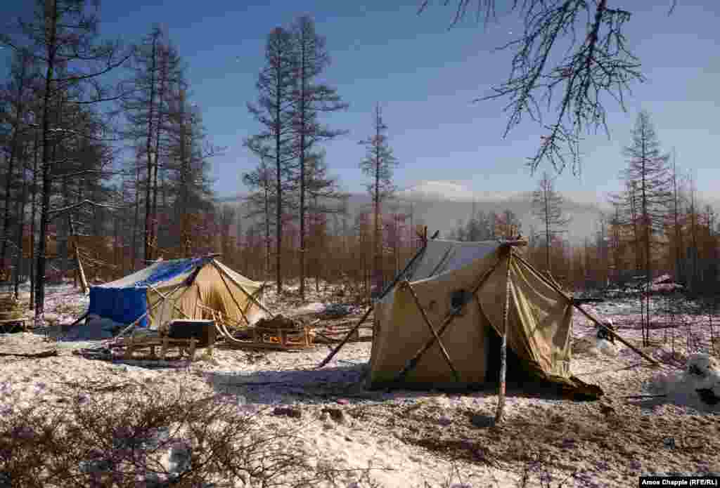 Tabăra lui Zamiatin, ridicată cu corturi din timpurile sovietice. Un cort pentru oameni, un cort &bdquo;garaj&rdquo; pentru snowmobil. 2 februarie 2018.