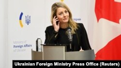 Мелані Жолі (на фото – під час візиту до Києва, січень 2022 року) додає, що дипломатична присутність і «потужна залученість» Канади в Україні триватимуть