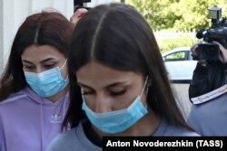 Кристина (слева) и Ангелина Хачатурян на входе в суд, 3 августа 2020 года