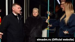 Наталья Маленко (центр) проехала в новом автобусе по маршруту № 6 в направлении микрорайона «Пневматика»