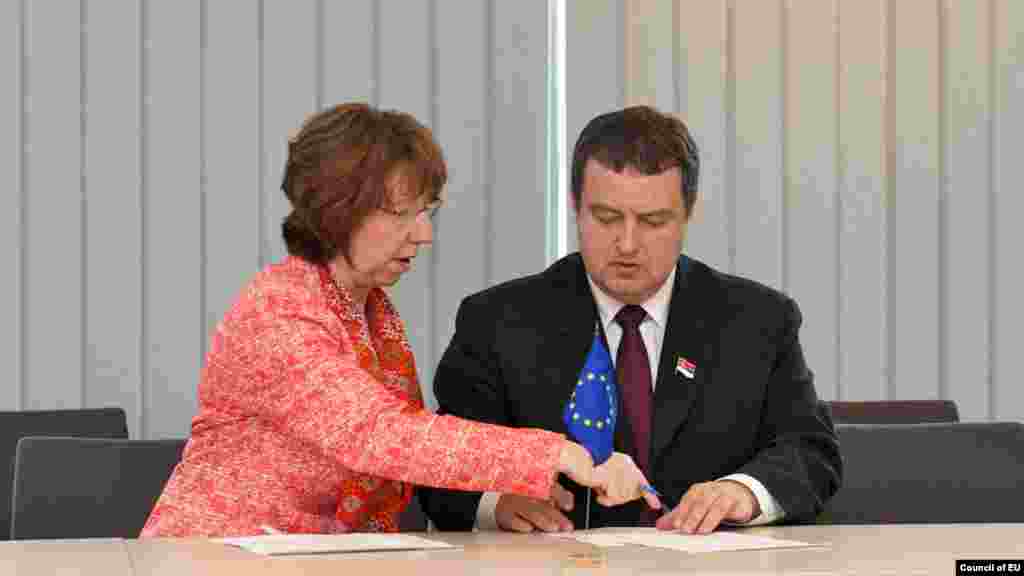 Kosovo i Srbija parafirali dugo očekivani sporazum, na fotografiji premijer Srbije Ivica Dačić i visoka prestavnica EU za vanjsku politiku i sigurnost Catherine Ashton, Brisel, 19. april 2013.