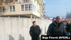 Gradonačnik Južne Mitrovice Agim Bahtiri obišao je radove na zidu na Ibarskom mostu, 8. decembar 2016. 