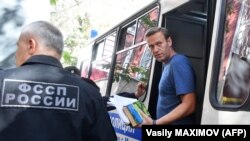 Alexei Navalnîi coborînd dinautobuzul poliției care l-a adus la tribunal, Moscova, 27 august 2018.