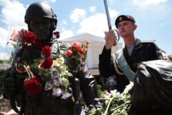 Церемонія відкриття пам’ятника так званим «ввічливим людям», присвяченого російській анексії Криму в березні 2014 року. Сімферополь, червень 2016 року